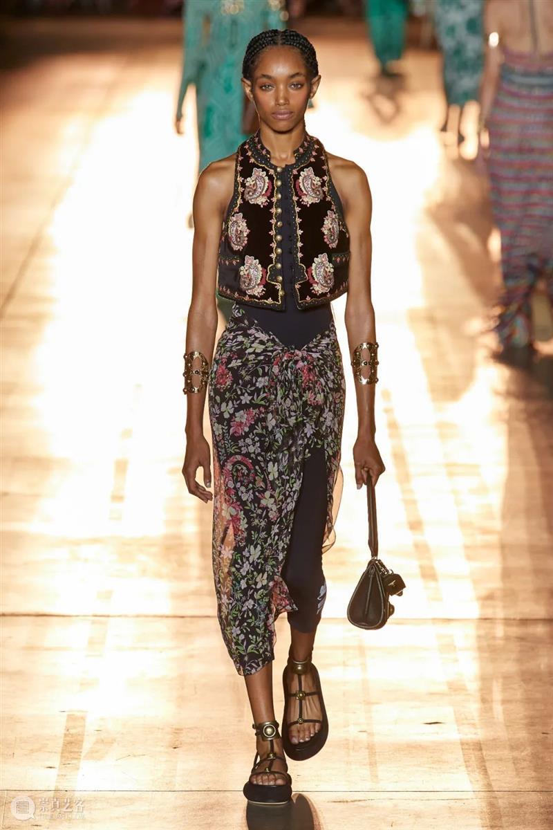 【IFA-时尚资讯】Etro | 打破定式，变化视角 Etro 定式 视角 IFA 资讯 起点 维罗妮卡 先生 女儿 圣马丁艺术学院 崇真艺客