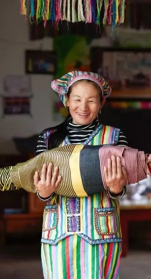 脚踏实地，从容舒展，我们始终关注与支持着她们  BCAF 崇真艺客