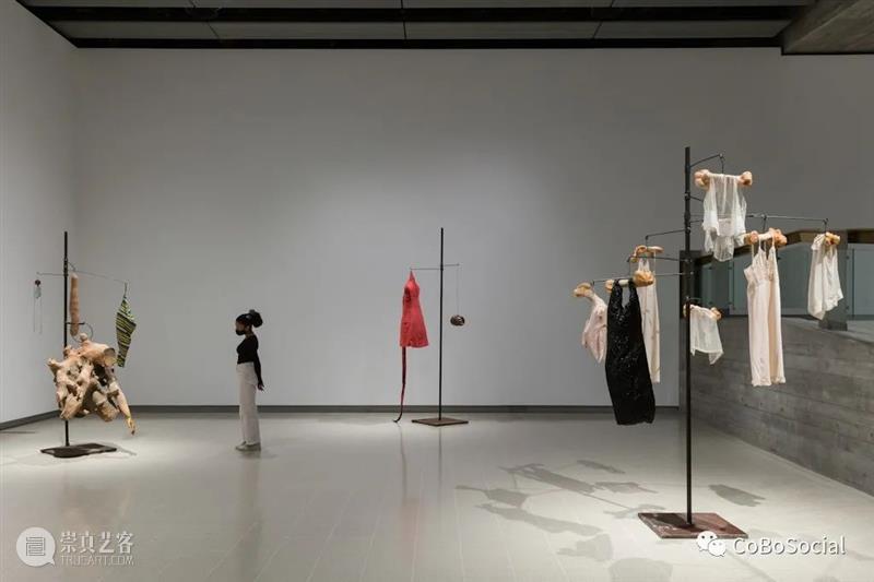 Louise Bourgeois在伦敦海沃德画廊的编织和摆动 Bourgeois 海沃德 画廊 伦敦 展场 伦敦海沃德画廊 路易丝·布尔乔亚 人生 最後 作品 崇真艺客