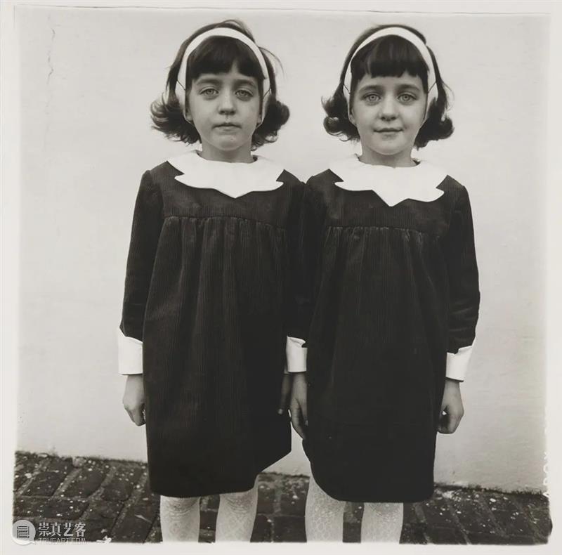 今日生日 ｜ 黛安·阿巴斯（Diane Arbus） 黛安 阿巴斯 Arbus 生日 上图 双胞胎 凯瑟琳 科琳 新泽西双胞胎俱乐部 成员 崇真艺客
