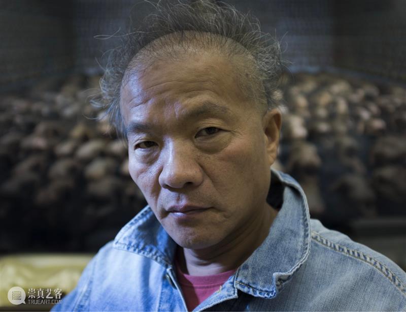 王庆松：戏谑荒诞背后的严肃诘问 王庆松 背后 诘问 头上 白色 发丝 标志性 发型 艺术家 个性 崇真艺客