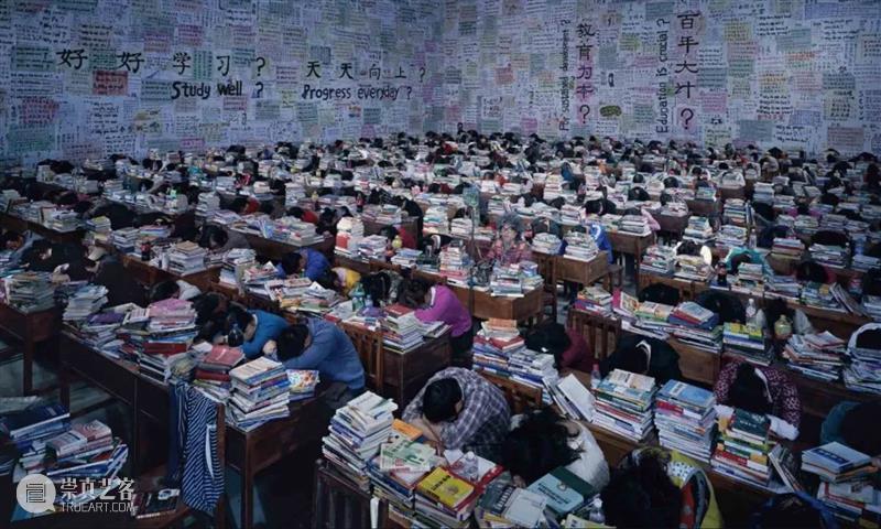 王庆松：戏谑荒诞背后的严肃诘问 王庆松 背后 诘问 头上 白色 发丝 标志性 发型 艺术家 个性 崇真艺客