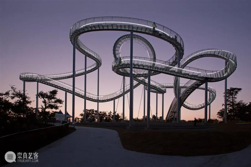 装置丨壮观的过山车式楼梯环形穿越韩国公园，太空漫步就是这么简单 楼梯 环形 装置 韩国公园 上方 右上 本文 中国 艺术 汉堡 崇真艺客
