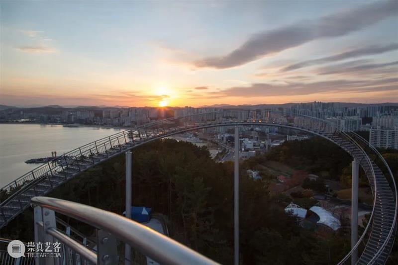 装置丨壮观的过山车式楼梯环形穿越韩国公园，太空漫步就是这么简单 楼梯 环形 装置 韩国公园 上方 右上 本文 中国 艺术 汉堡 崇真艺客