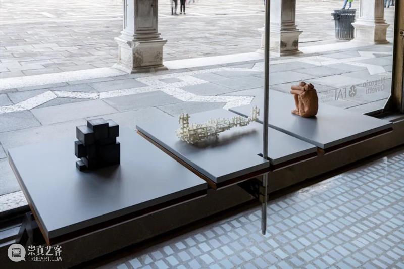 威尼斯双年展 | 卢齐欧·封塔纳 / 安东尼 · 葛姆雷，感受光与空间的无限 威尼斯双年展 卢齐欧 封塔纳 安东尼 葛姆雷 空间 FONTANA 策展人 卢卡 马西莫 崇真艺客