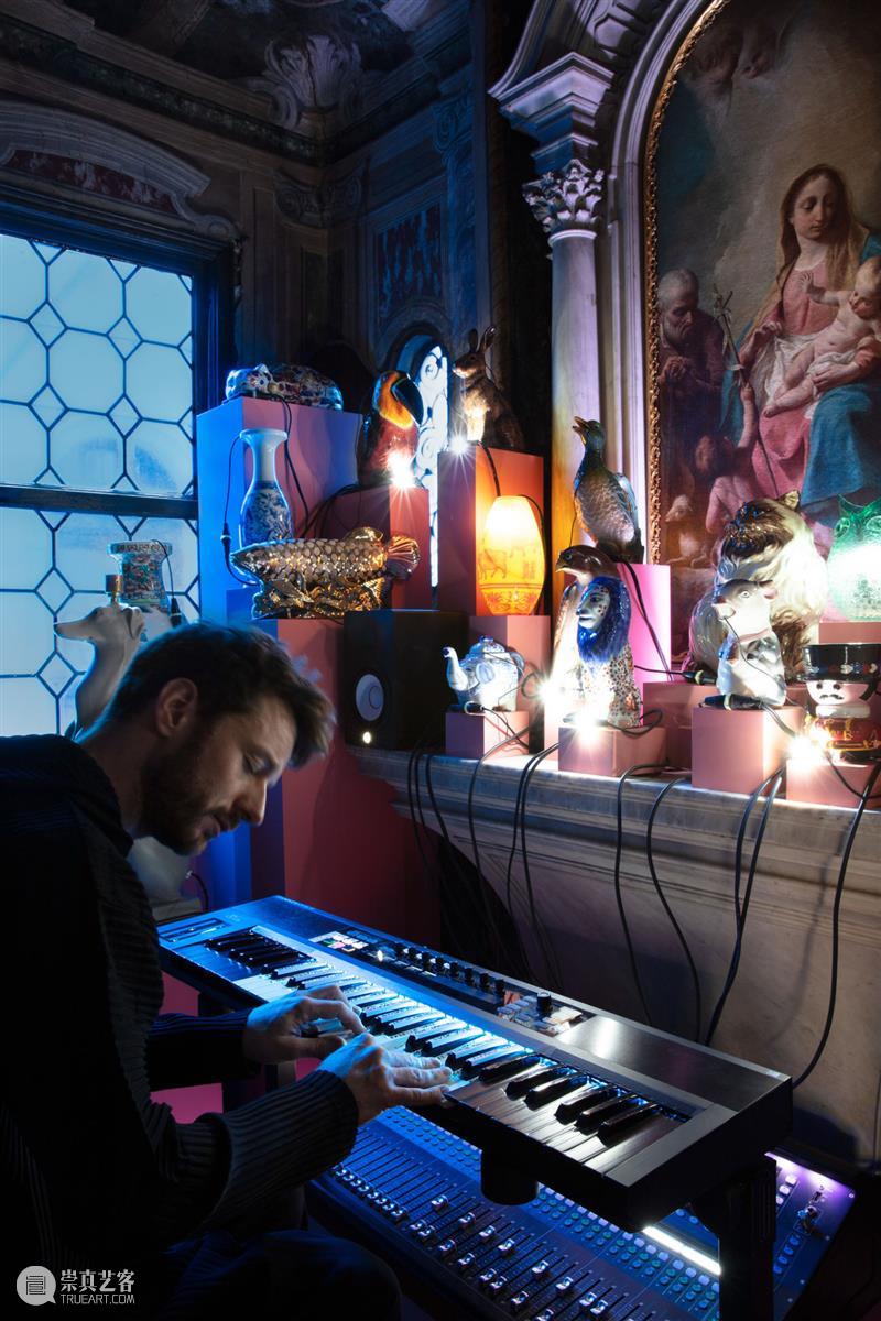展览现场 | 奥利弗·比尔（Oliver Beer）「不曾梳理、不可预见、不受约束」@ 第五十九届威尼斯双年展平行展 奥利弗 比尔 Oliver Beer 威尼斯双年展 平行展 现场 室内 风琴 容器 崇真艺客