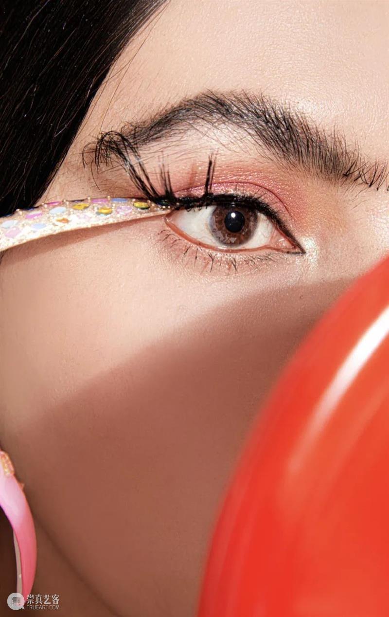 VOGUE五月刊｜马海伦向世界传递她的“新疆美学” 崇真艺客