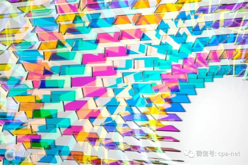 Chris Wood 复杂的玻璃装置散发出生动的色彩光谱 崇真艺客
