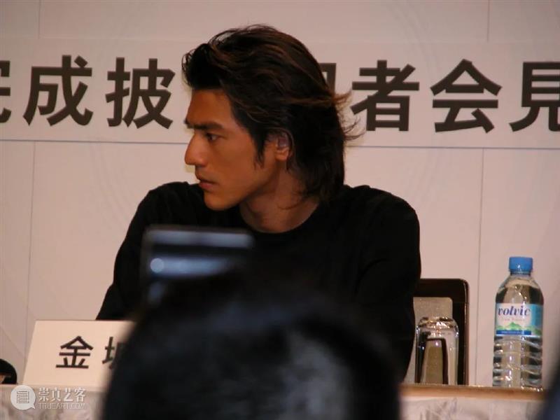 帅得不像真人，他是第一个靠脸惊艳国际的华语男神 崇真艺客