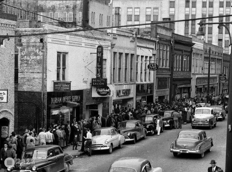 流淌着汗水的黝黑皮肤 映照出灯球下狂欢的舞步 | 国家美术·关注 视频资讯 | 崇真艺客