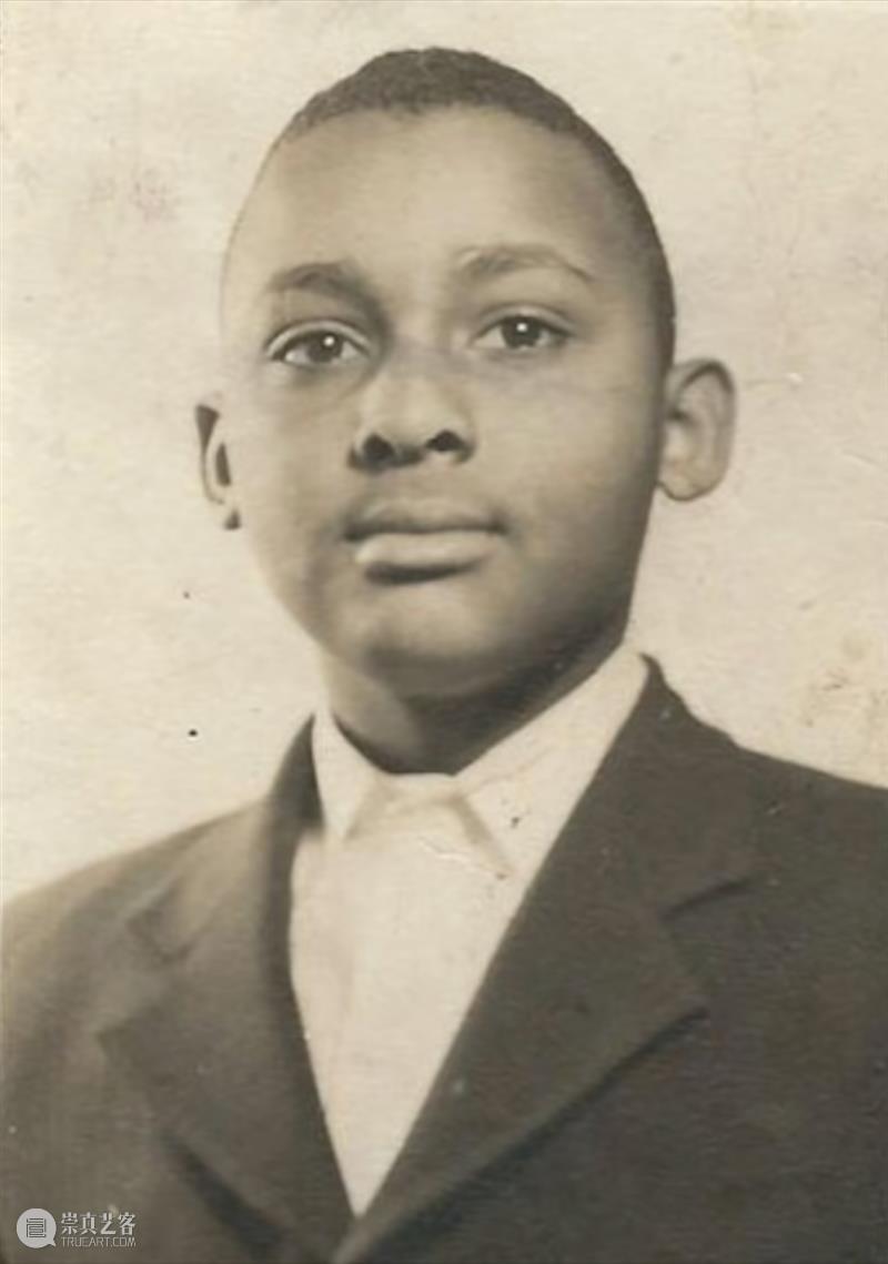 流淌着汗水的黝黑皮肤 映照出灯球下狂欢的舞步 | 国家美术·关注 视频资讯 | 崇真艺客