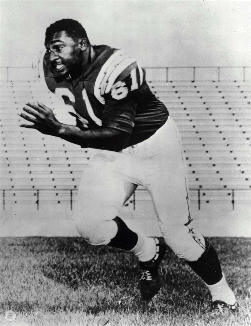 流淌着汗水的黝黑皮肤 映照出灯球下狂欢的舞步 | 国家美术·关注 视频资讯 | 崇真艺客