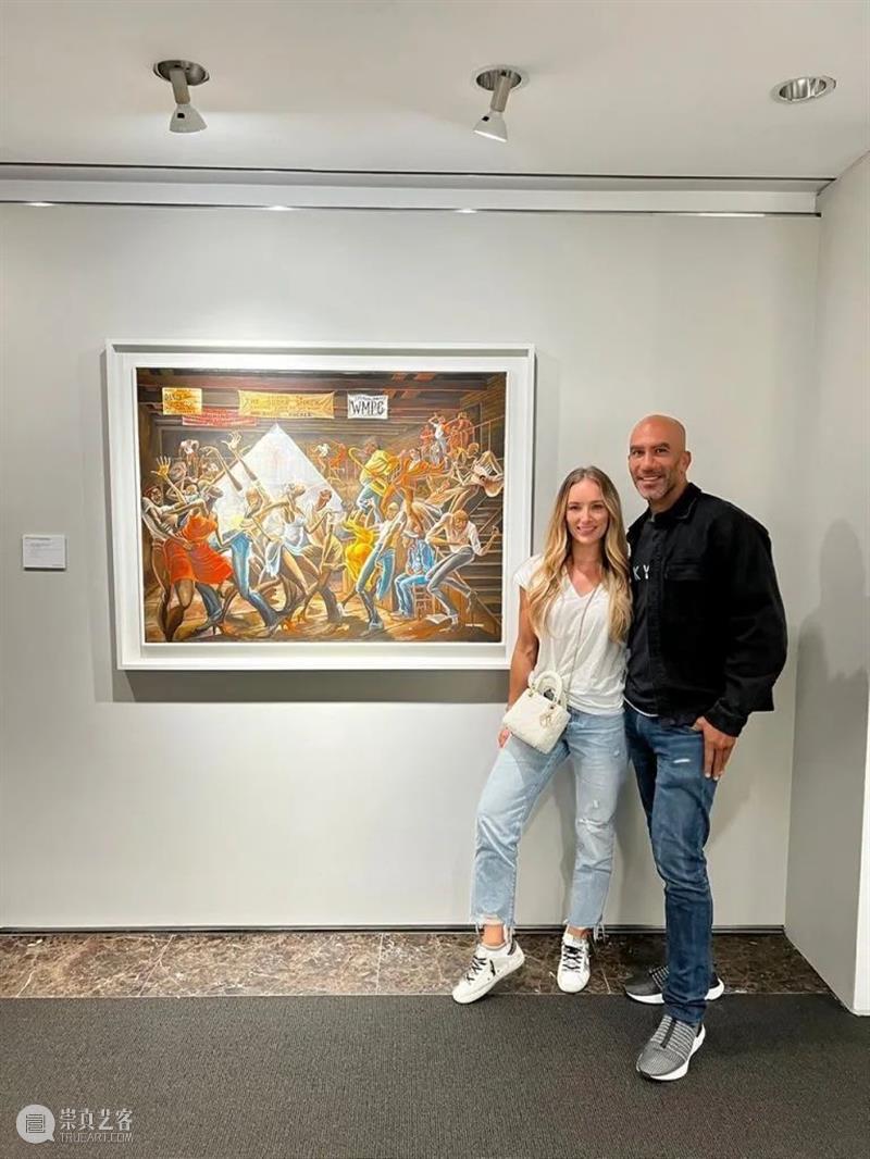 流淌着汗水的黝黑皮肤 映照出灯球下狂欢的舞步 | 国家美术·关注 视频资讯 | 崇真艺客