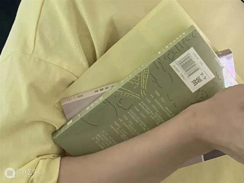 我们回重庆啦！在/来成都的朋友们实在太厉害，我们带去的两百多书基本都被大家带回家了。见到了不少老朋友，也结识了好多新朋友，尤其是由此开始拜德雅的读者，还有专程赶来的小伙伴。感谢大家！特别鸣谢读本屋！未来摆摊，我们将延续三大传统：请你吃东西；请你拆塑封；这里不搞艺术。期待下次相遇！ 崇真艺客