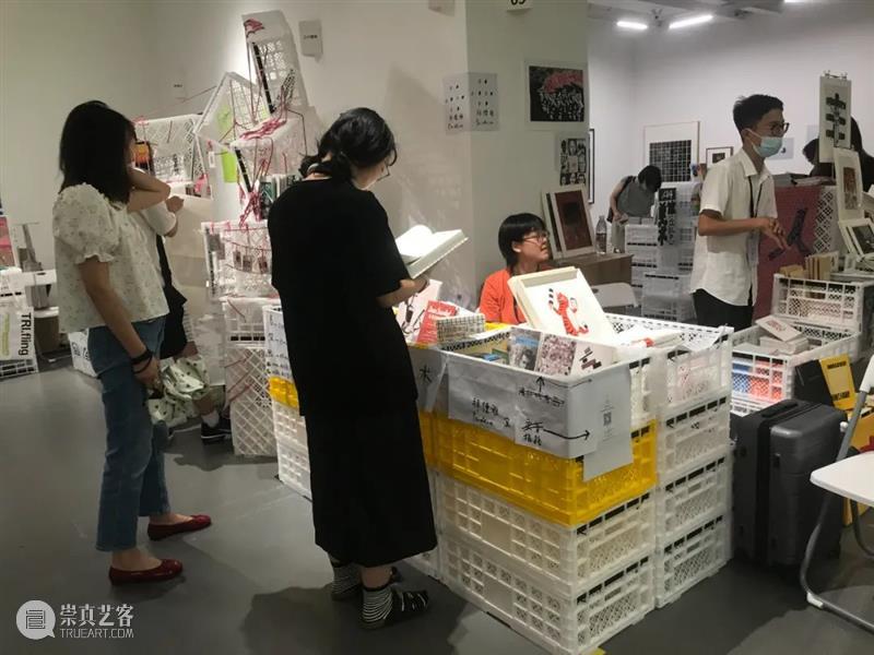 我们回重庆啦！在/来成都的朋友们实在太厉害，我们带去的两百多书基本都被大家带回家了。见到了不少老朋友，也结识了好多新朋友，尤其是由此开始拜德雅的读者，还有专程赶来的小伙伴。感谢大家！特别鸣谢读本屋！未来摆摊，我们将延续三大传统：请你吃东西；请你拆塑封；这里不搞艺术。期待下次相遇！ 崇真艺客