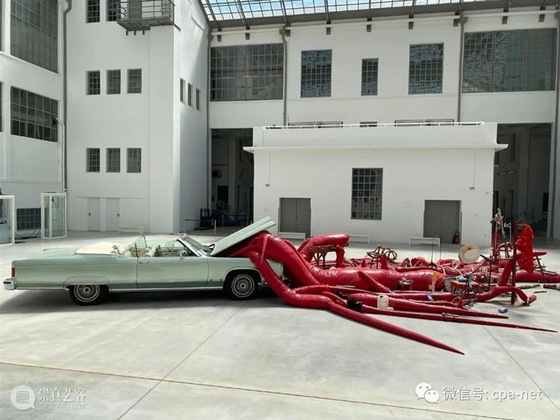 触手雕塑在“梦想”展览中从林肯敞篷车中蔓延开来 崇真艺客
