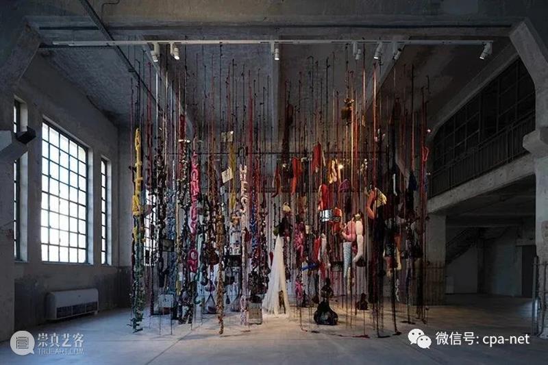触手雕塑在“梦想”展览中从林肯敞篷车中蔓延开来 崇真艺客
