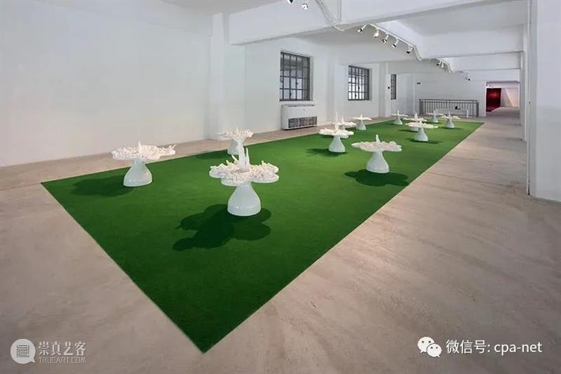 触手雕塑在“梦想”展览中从林肯敞篷车中蔓延开来 崇真艺客