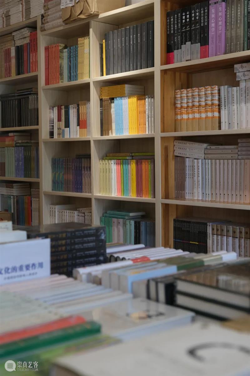 从前武汉有家百草园书店，开了十一年，于2021年闭店。如今主理人老王重新归来，带来一家新书店：诚与真。7月15日正式营业。老王说：这次，与书业一起相拥远行。每个地方都需要一家书店：刀锋书酒馆之于重庆，读本屋之于成都，先锋书店之于南京，万圣书园之于北京……诚与真书店之于武汉。 崇真艺客