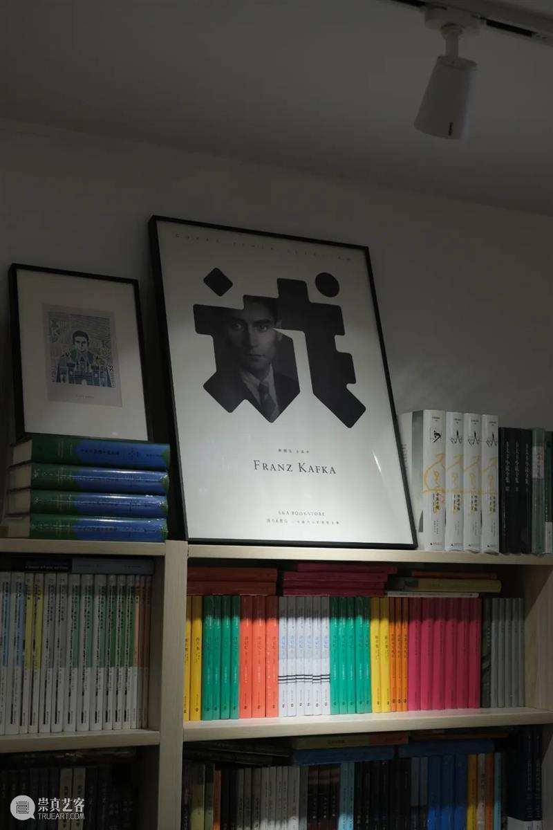从前武汉有家百草园书店，开了十一年，于2021年闭店。如今主理人老王重新归来，带来一家新书店：诚与真。7月15日正式营业。老王说：这次，与书业一起相拥远行。每个地方都需要一家书店：刀锋书酒馆之于重庆，读本屋之于成都，先锋书店之于南京，万圣书园之于北京……诚与真书店之于武汉。 崇真艺客