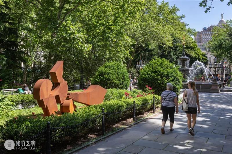 怀亚特·卡恩首场公共艺术展亮相纽约，探讨绘画与雕塑之间的语言 崇真艺客