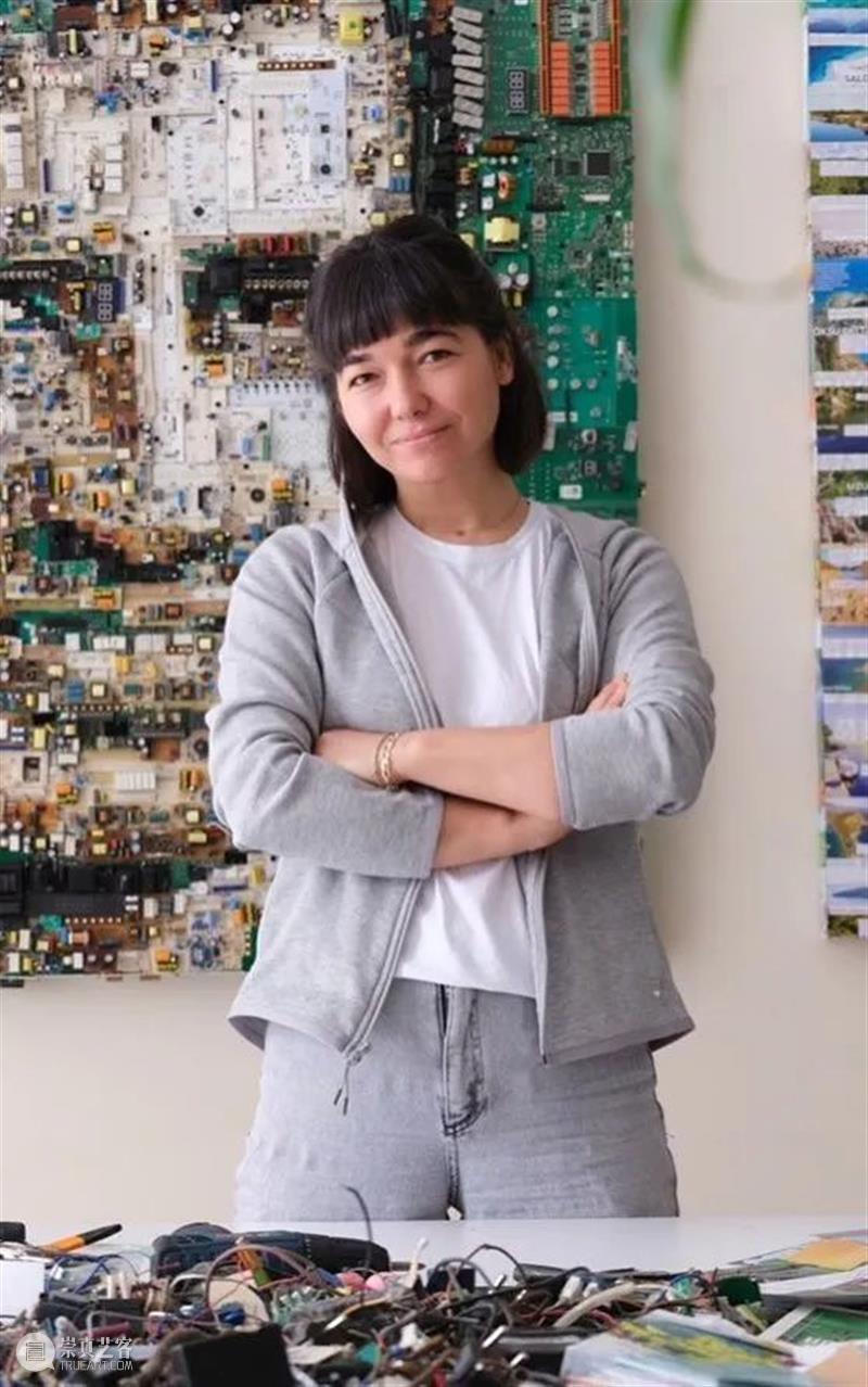 她把废弃的牛仔裤，做成了一件件高格调的艺术品 崇真艺客