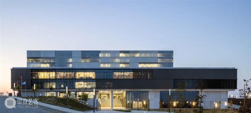 不像市政厅的市政厅，泰基尔达大都会综合体 / Lift Studio 崇真艺客