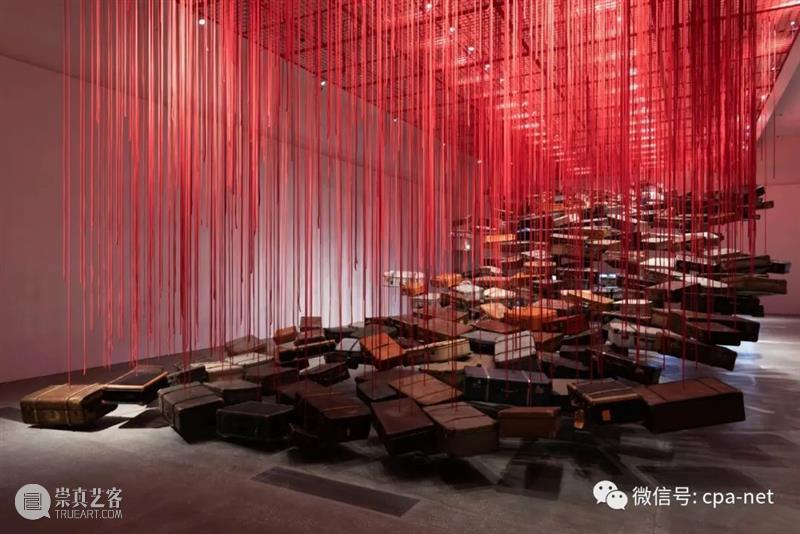 “灵魂颤抖”调查了 chiharu shiota 25 年来在 GOMA 的沉浸式装置 崇真艺客