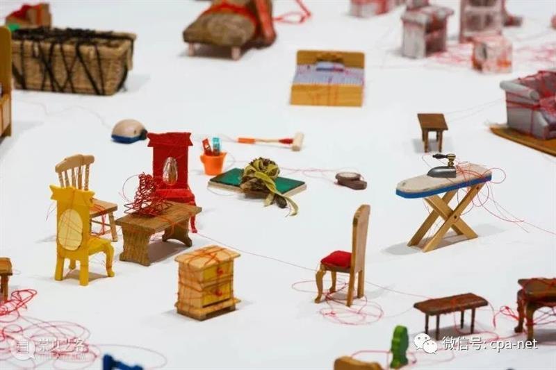 “灵魂颤抖”调查了 chiharu shiota 25 年来在 GOMA 的沉浸式装置 崇真艺客