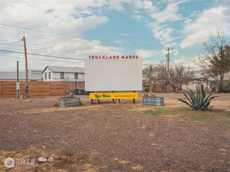 Marfa Lights I在3画廊代理艺术家Miguel Soler-Roig／米格尔，休斯顿个展。 崇真艺客