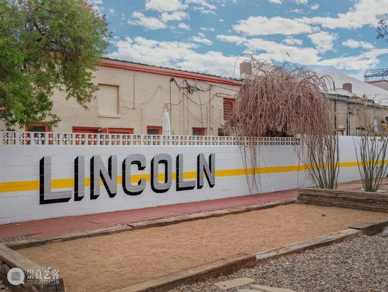 Marfa Lights I在3画廊代理艺术家Miguel Soler-Roig／米格尔，休斯顿个展。 崇真艺客