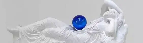 她靠在桌布上画画成了网红 崇真艺客