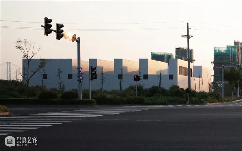 在垃圾中转站中，讨论结构与光 / 潘晖建筑 崇真艺客