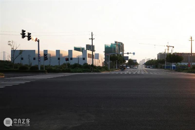 在垃圾中转站中，讨论结构与光 / 潘晖建筑 崇真艺客