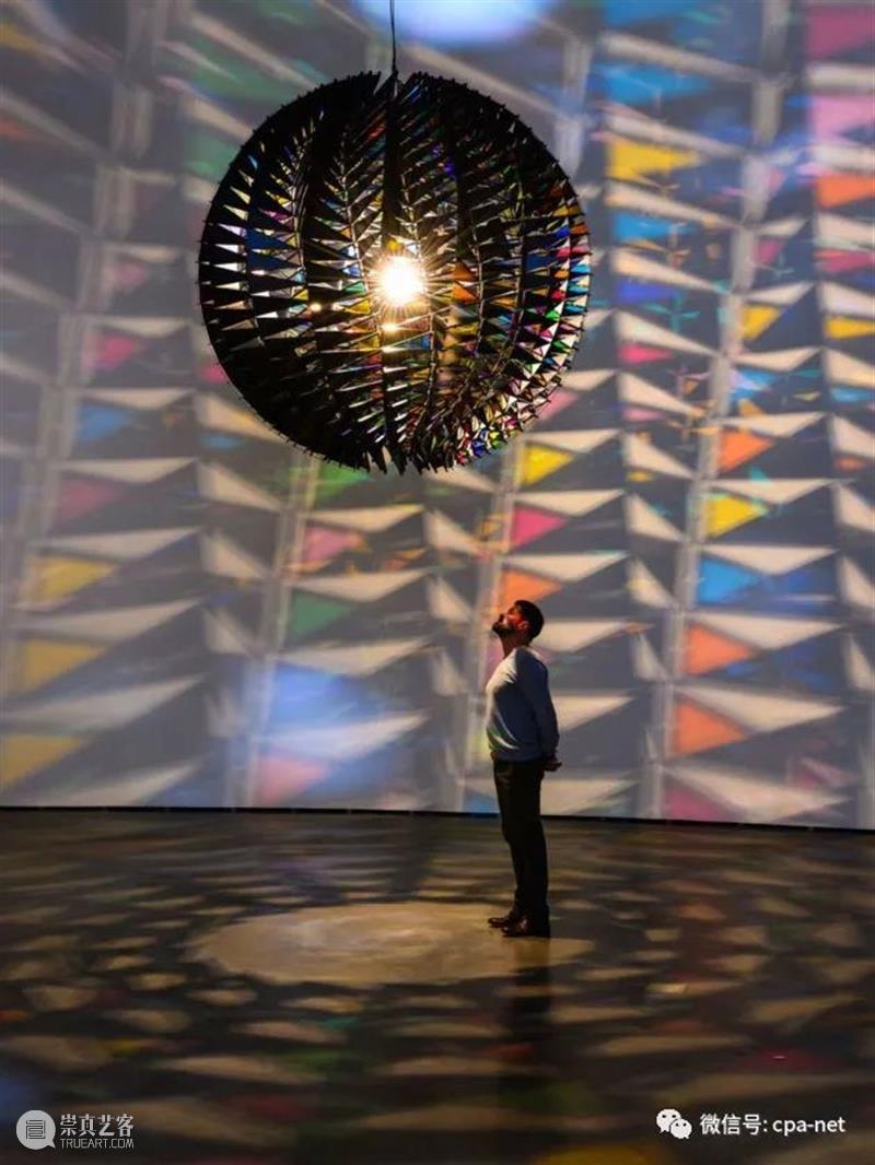 Olafur Eliasson展示光、影、反射和 VR 崇真艺客