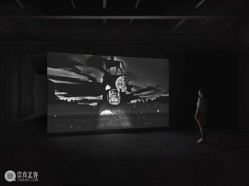 亚当·彭德尔顿：用拼贴、绘画与影像，操控一场过去与未来的碰撞 崇真艺客