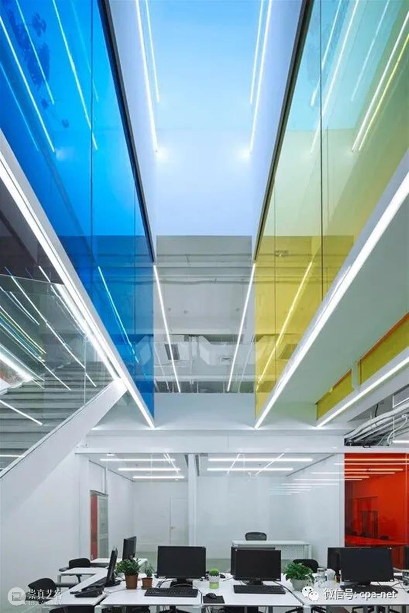 20 个使用彩色玻璃增强设计 崇真艺客