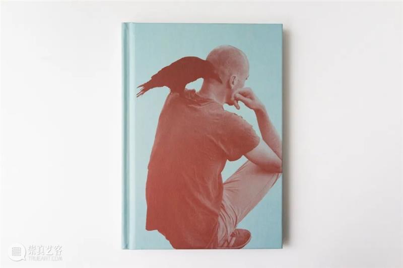 MIA分享 | 一只黑乌鸦站在男人的肩膀上，似乎像是久处的伴侣 崇真艺客