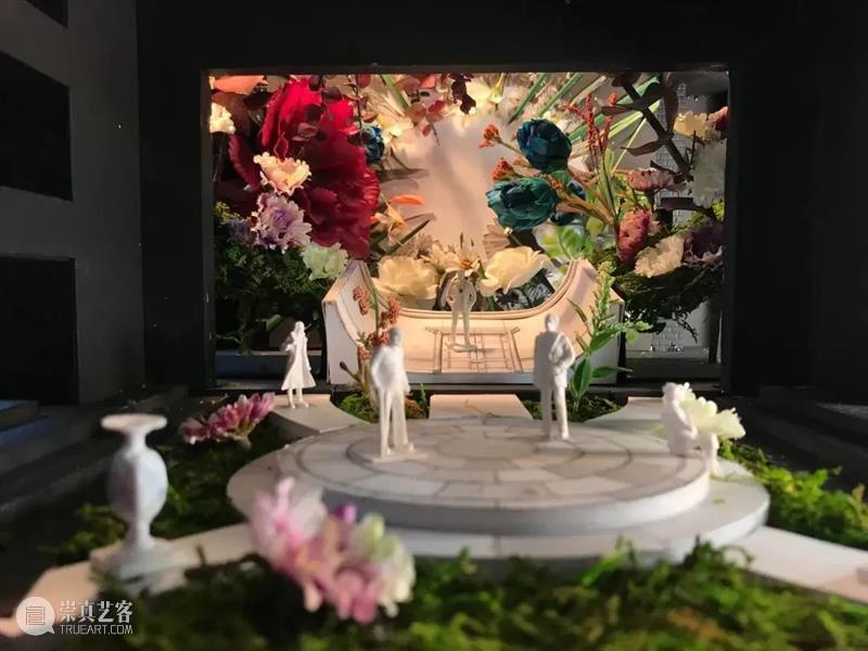 剧赏丨《仲夏夜之梦》:布景和灯光营造喜剧意味极为浓郁的爱情故事 崇真艺客
