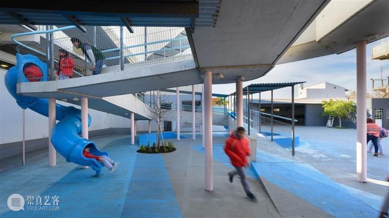 坡地与庭院,学校新游戏空间 / Además arquitectura 崇真艺客