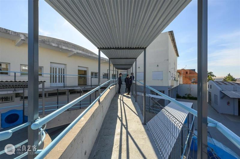 坡地与庭院,学校新游戏空间 / Además arquitectura 崇真艺客