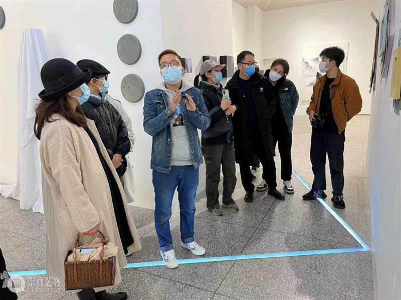 不冷不热：逃离表象后的沉思 ——读胡俊、莫松成的抽象艺术 崇真艺客