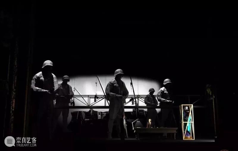 舞台丨《阿尔巴公爵》：庞大的士兵形象，战争的压迫感如影随形 崇真艺客