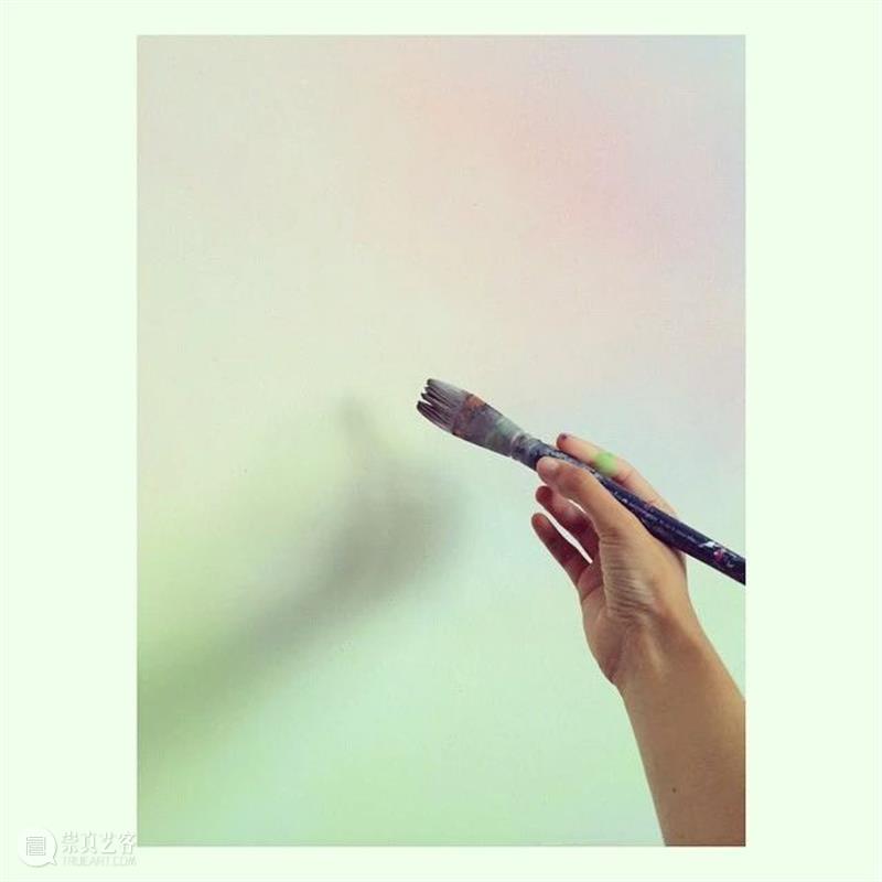 一条艺术｜德国抽象新锐女艺术家：柔软的、闪光的色彩 崇真艺客