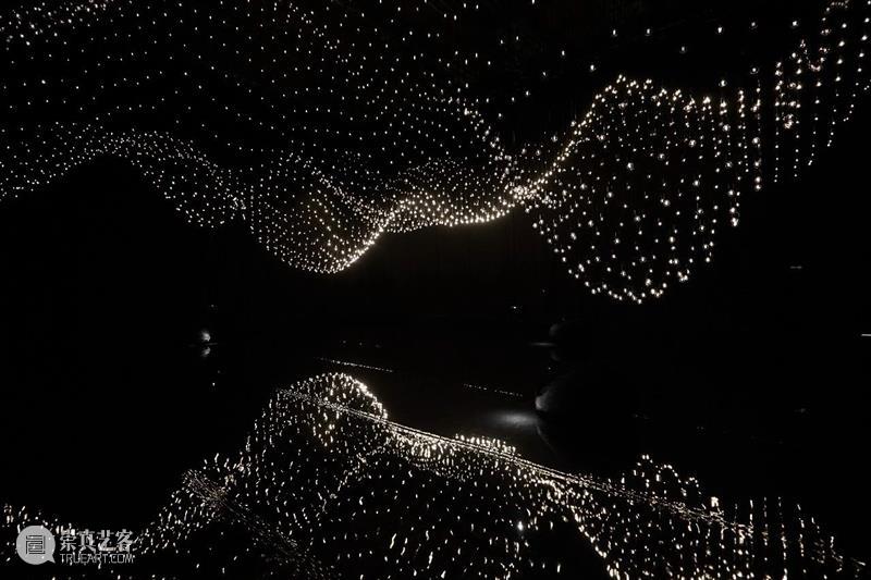 现场｜拉斐尔·洛扎诺-亨默（Rafael Lozano-Hemmer）首次香港个展开幕 呈现大型互动装置及现场表演 崇真艺客