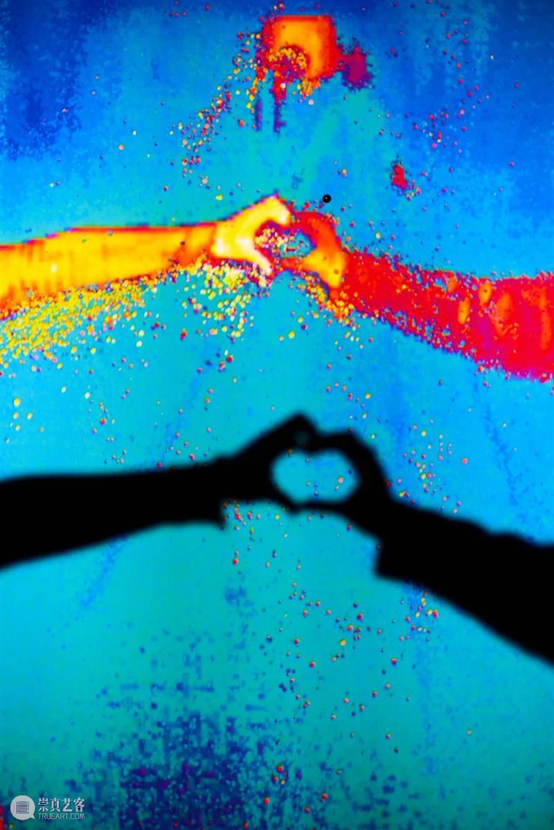 现场｜拉斐尔·洛扎诺-亨默（Rafael Lozano-Hemmer）首次香港个展开幕 呈现大型互动装置及现场表演 崇真艺客