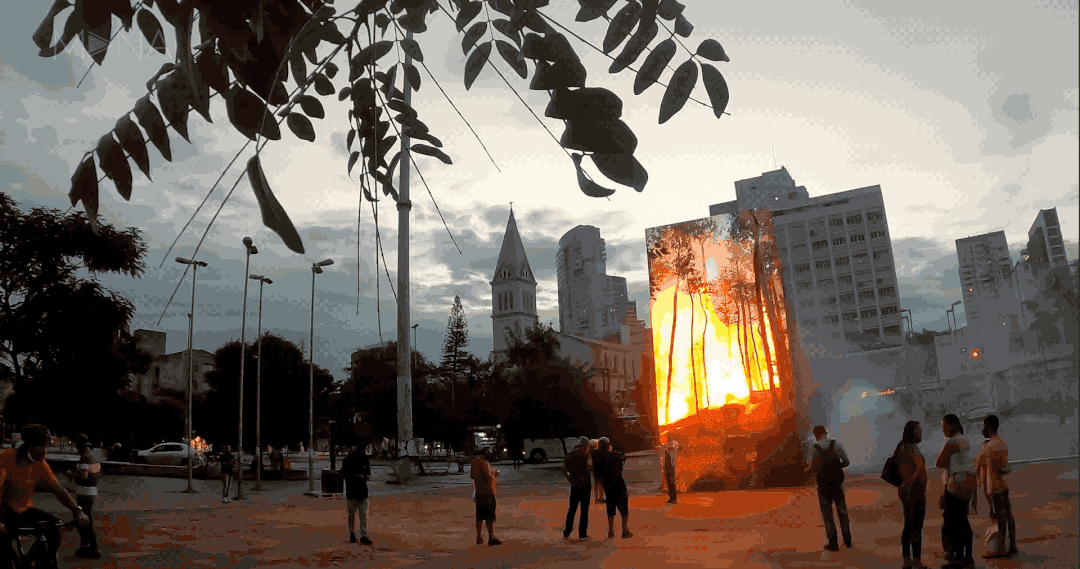 在市中心的广场目睹一场森林大火 崇真艺客