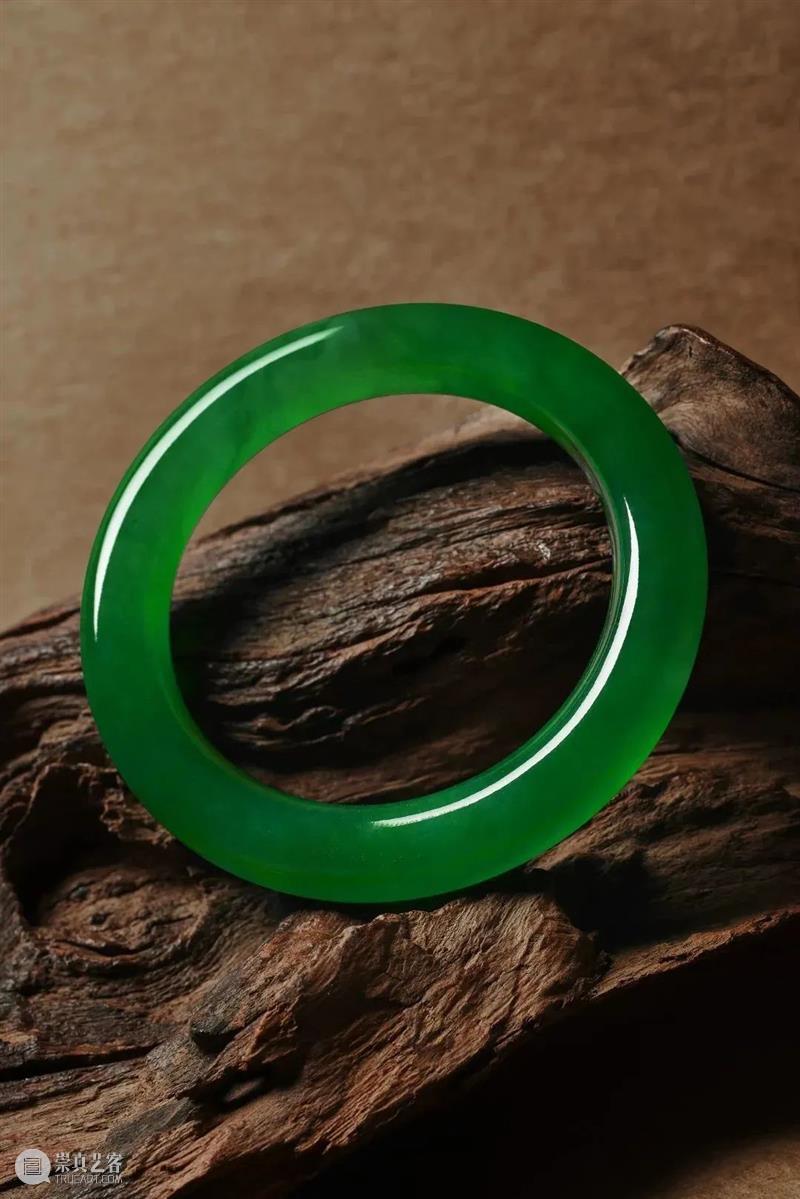 创下拍卖史上最高纪录!翠蕴琛宝 灵瑞玉环 天然帝王绿翡翠手镯以港币 6,000 万元夺冠! 崇真艺客