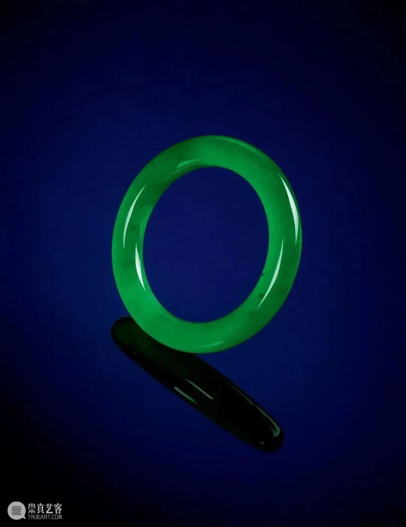 创下拍卖史上最高纪录!翠蕴琛宝 灵瑞玉环 天然帝王绿翡翠手镯以港币 6,000 万元夺冠! 崇真艺客