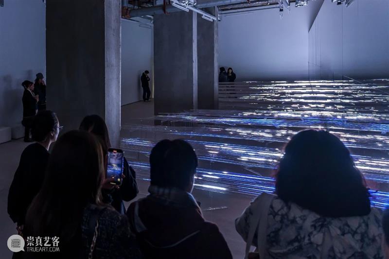 她用AI人工智能在上海生成了一片“光之海” 崇真艺客